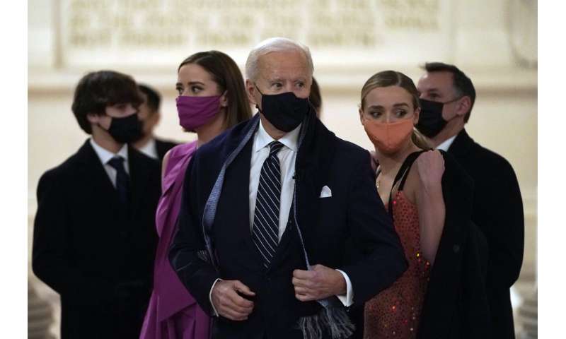 Biden puts forth virus strategy, requires mask use to travel