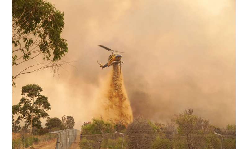 Wildfire in west Australia burns more homes in dry wind