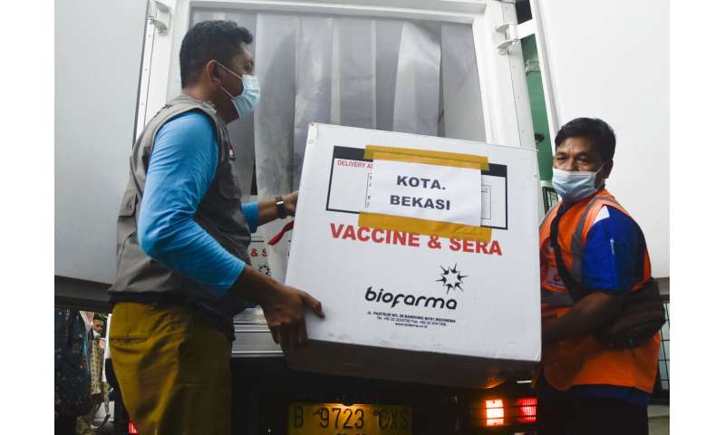 印尼总统开始大规模接种新冠病毒疫苗