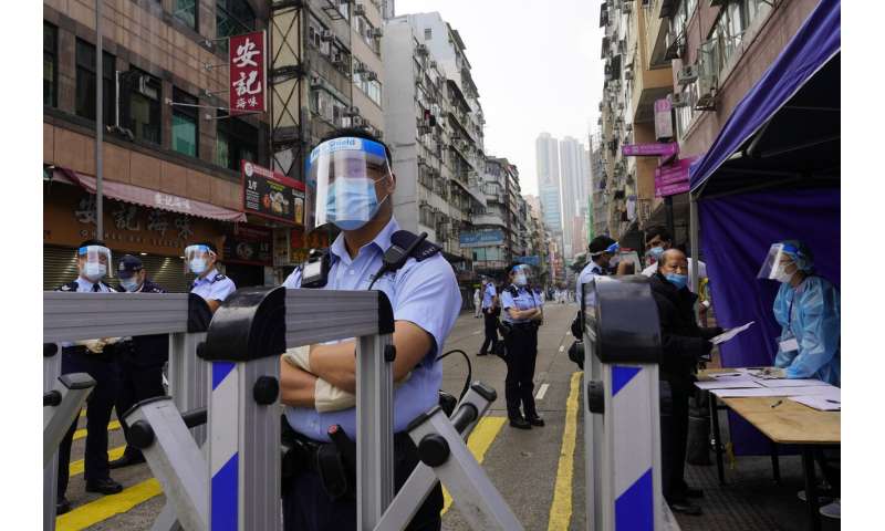 成千上万的香港人被封锁以遏制冠状病毒