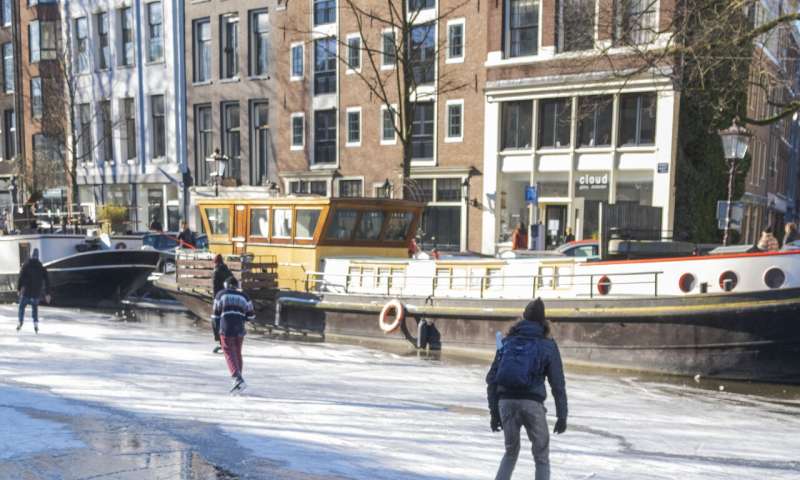 Dutch get their skates on in Amsterdam before the thaw