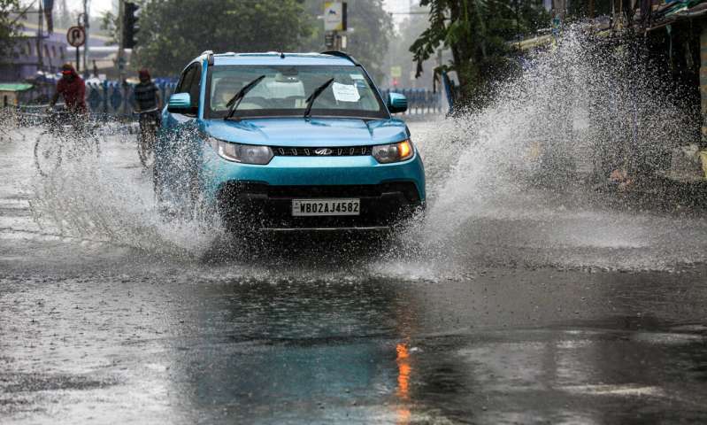 Cyclone's winds, rain lash India coast after 1.1M evacuated