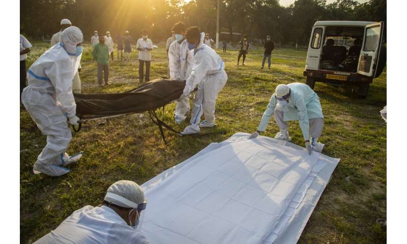 India tops 200,000 dead as virus surge breaks health system