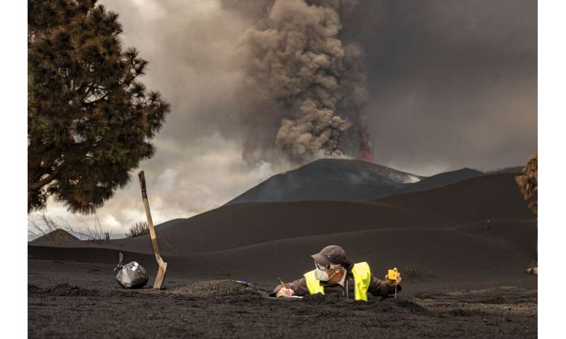 Island turns into open-air lab for tech-savvy volcanologists