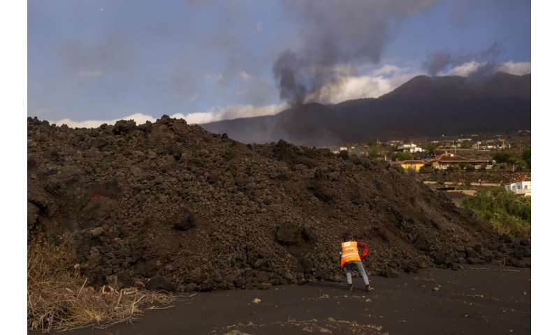 Island turns into open-air lab for tech-savvy volcanologists