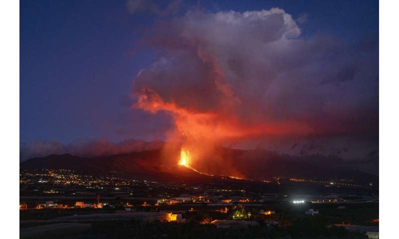La Palma island braces for more quakes as volcano roars on