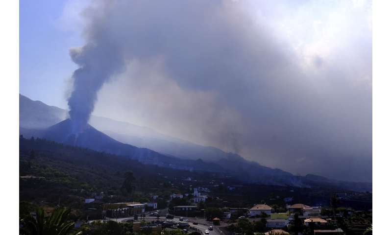 New river of lava threatens even more buildings on La Palma
