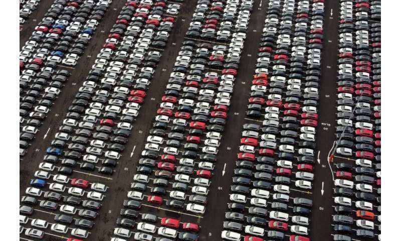 Nieuwe auto's werden geparkeerd terwijl ze wachtten op de heropening van dealers na door het coronavirus opgelegde sluitingen