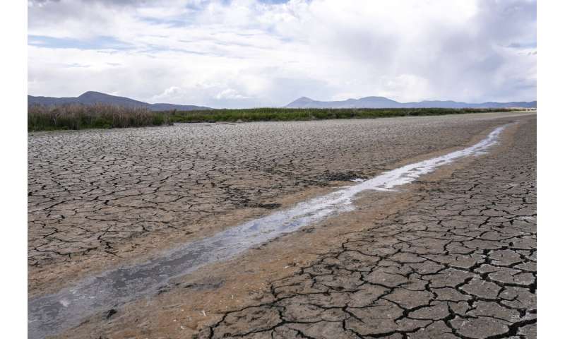 ‘Nobody’s winning’ as drought upends life in US West basin
