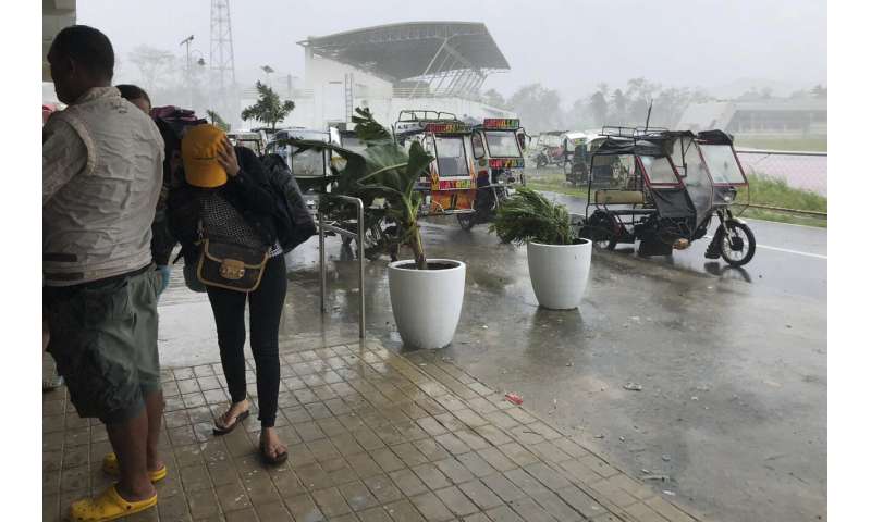 طوفان قدرتمند فیلیپین را درنوردید، نزدیک به 100000 نفر تخلیه شدند