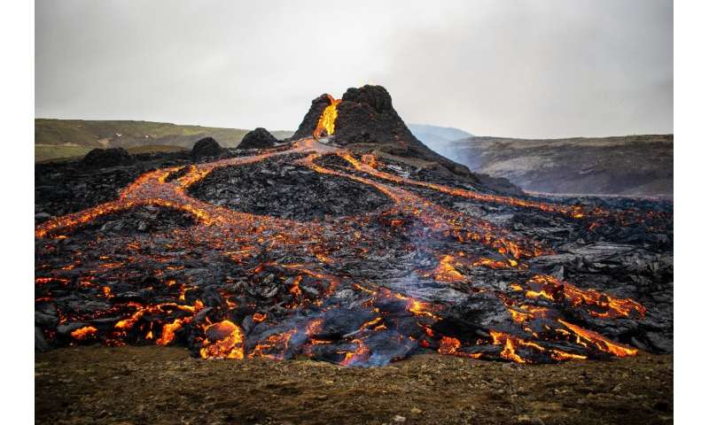 The eruption of the fissure near Mount Fagradalsfjall began late Friday