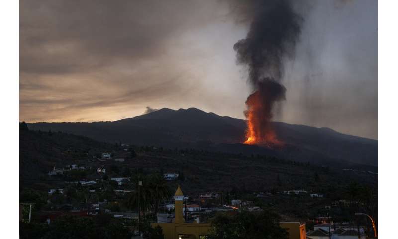Volcanic ash cloud closes La Palma airport; new vent emerges