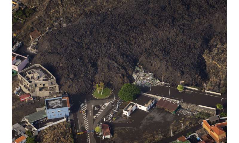 Volcanic ash cloud closes La Palma airport; new vent emerges