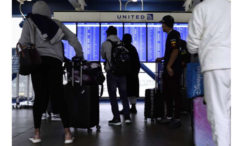 Wave of canceled flights from omicron closes out 2021