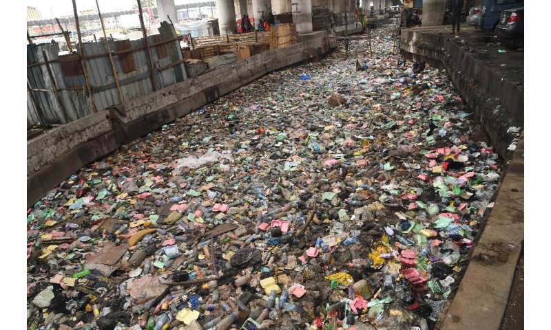 Слив в Лагосе забит отходами.  Ежегодно Нигерия выбрасывает в Атлантику 200 000 тонн пластика, сообщает ООН.