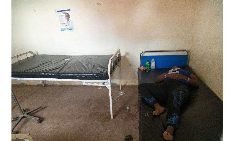 上个月底，一名被认为感染埃博拉病毒的患者在一家卫生中心休息，等待被转移到穆贝的隔离病房
