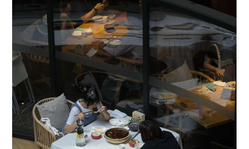Beijing reopens restaurants as new COVID-19 cases drop