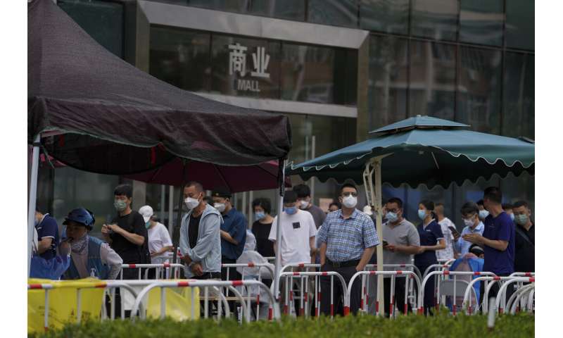Beijing reopens restaurants as new COVID-19 cases drop