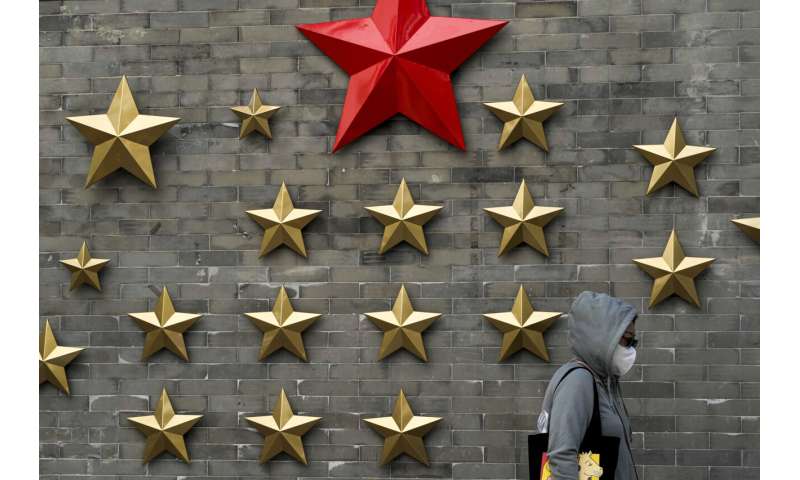 China impone confinamientos ante rebrote de COVID-19 tras feriado