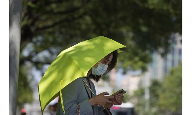 China quarantines college students under strict COVID policy