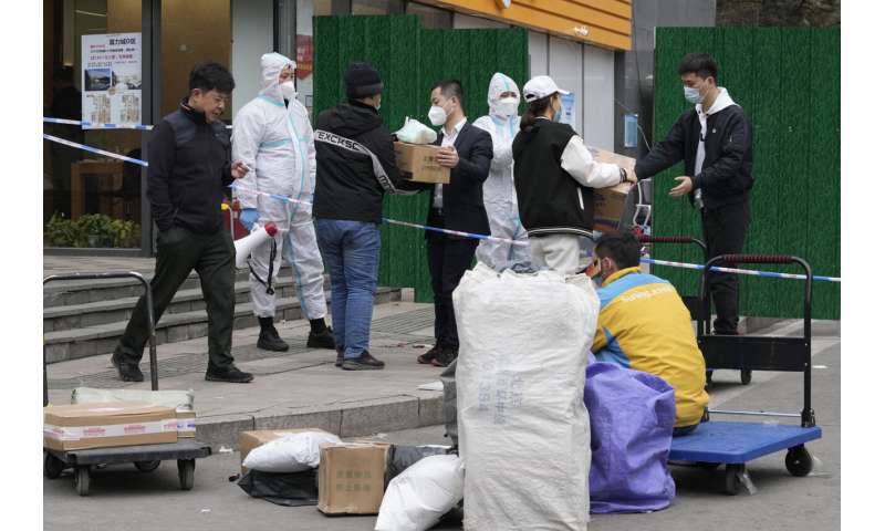 China shuts business center of Shenzhen to fight virus surge