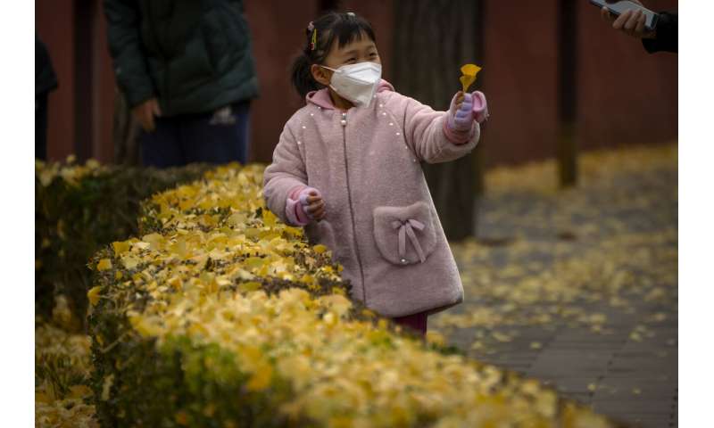 China endurece las restricciones a medida que se informa un aumento en los casos de virus