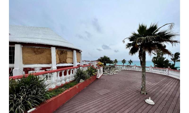 Пустая обеденная зона под открытым небом в ресторане в заливе Хорсшу, Бермудские острова, когда ураган Фиона пронесся мимо атлантического острова.