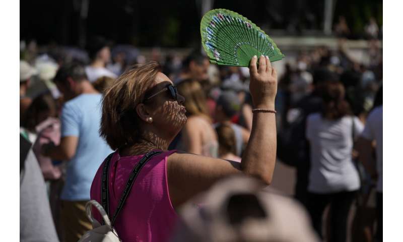 Europe seeks to stay cool in record-breaking heat