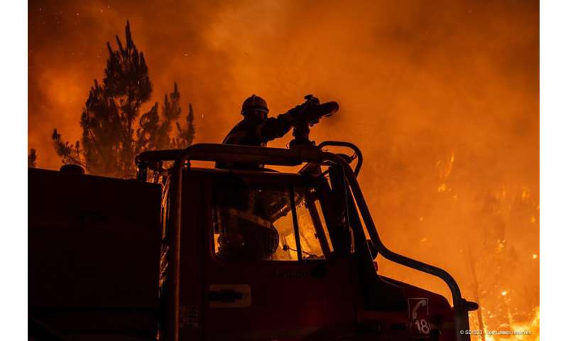 Firefighters combat major wildfire in southwestern France