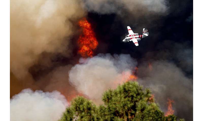 Firefighters slow growth of California blaze near Yosemite