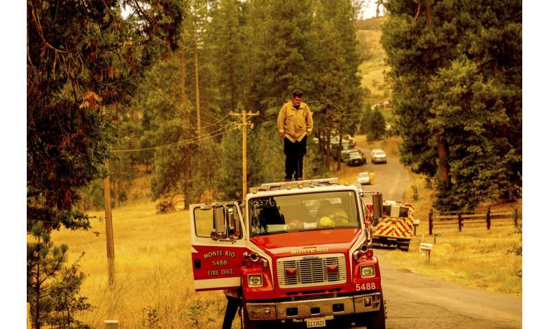 Firefighters slow growth of California blaze near Yosemite