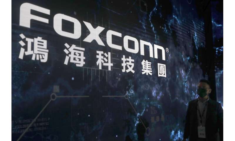 Foxconn apologizes for pay dispute at China factory