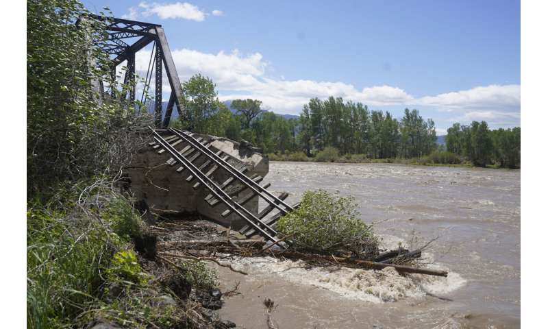 Gateway towns to Yellowstone become dead ends after flood