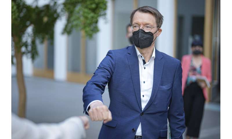 Germany's health minister urges voluntary use of face masks