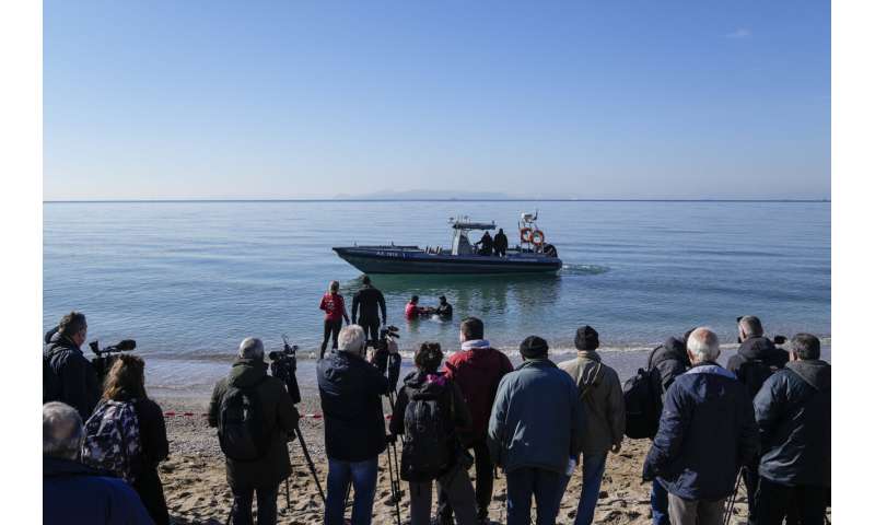 Greece: Rescue operation to help stranded young whale