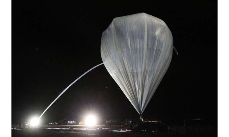 Heavy payload balloon lifted to near-space heights