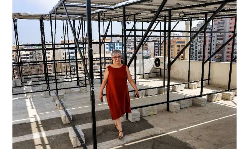 A dona de casa Zina Al-Sayegh instalou energia solar por cerca de US$ 6.000 em seu apartamento em Beirute no verão passado, quando o estado atualizou a maior parte dela. 