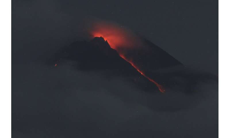 Indonezijos Merapio kalnas kelis kartus išsiveržė, 250 evakuota