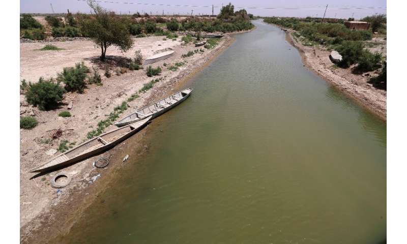 Los funcionarios iraquíes señalan canales y pequeños arroyos que han sido rehabilitados para alimentar los pantanos, y donde algunos fam