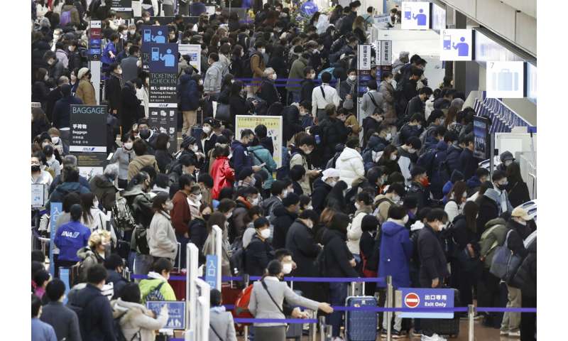 Japão testa todas as chegadas à China para COVID em meio a casos crescentes