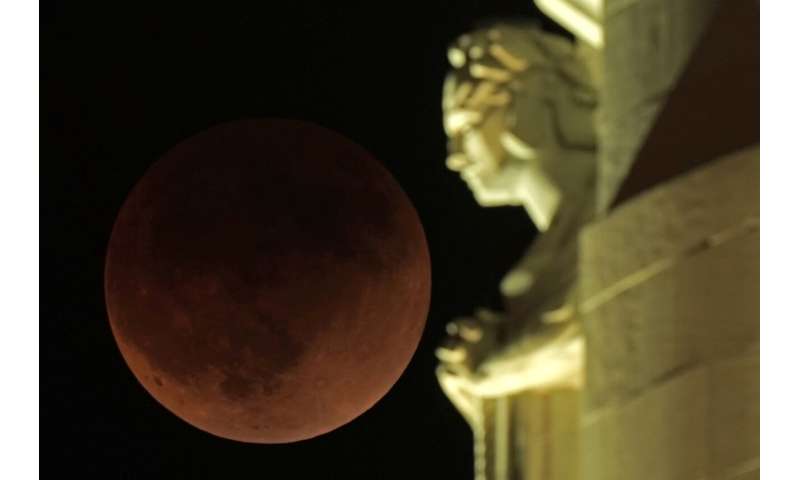 Lunar eclipse thrills stargazers in the Americas