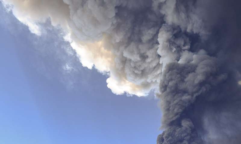 Mount Etna roars again, sends up towering volcanic ash cloud
