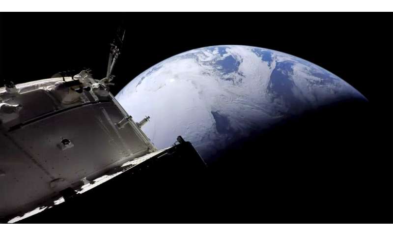 Капсула НАСА «Орион» возвращается домой после испытательного полета на Луну