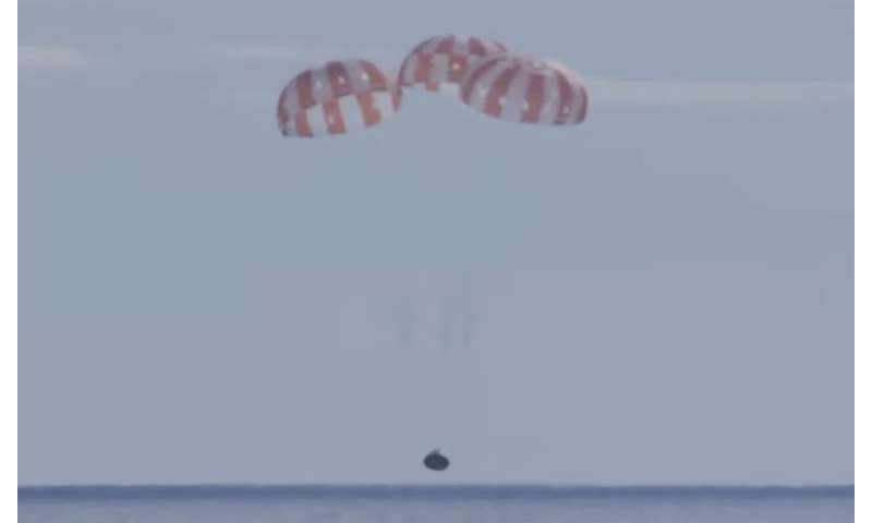 Капсула НАСА «Орион» возвращается домой после испытательного полета на Луну