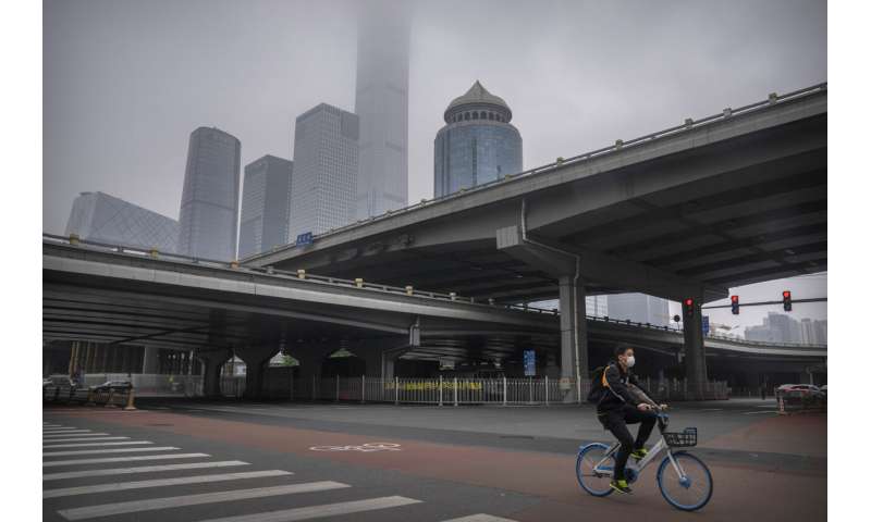 Shanghai disinfects homes and closes all subways in the COVID battle
