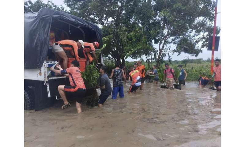 Storm leaves 3 injured, thousands displaced in Philippines