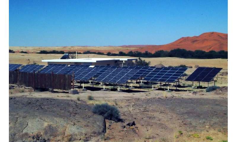 Namibia, rica en energía solar, está buscando fondos para los planes de convertirse en un gigante de la energía verde.  Las granjas solares recolectarían hidrógeno del agua a través de el