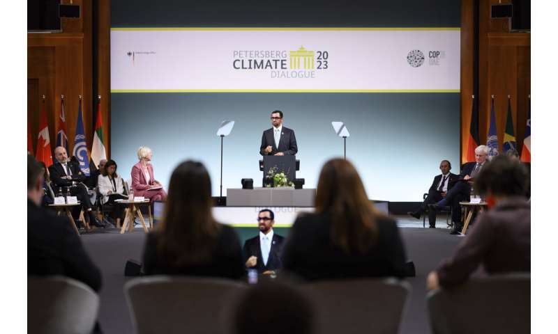 Climate talks see push for global renewable energy target
