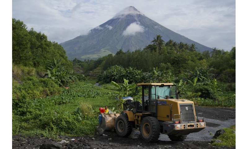 Lava pours from crater of Philippines' Mayon Volcano, thousands warned to be ready to flee