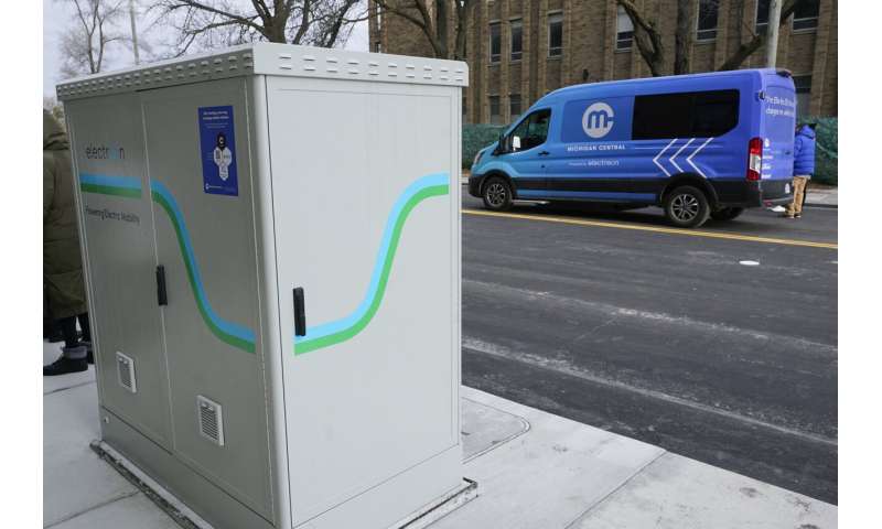 Une nouvelle technologie installée sous la rue de Détroit peut recharger les véhicules électriques pendant qu'ils conduisent
